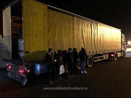Cinci vietnamezi intenţionau să iasă ilegal din România, ascunşi într-un TIR
