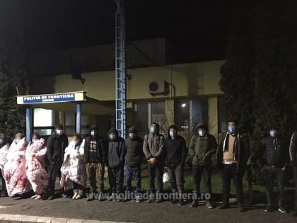 Cincisprezece cetăţeni străini au încercat să treacă ilegal vama Vărșand, ascunşi printre anvelope