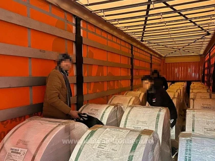 Cincisprezece refugiați au fost găsiți în două TIR-uri, de polițiștii de frontieră de la Nădlac II