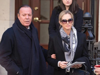 Cine e partenera “secretă” a lui Julio Iglesias, cu care are o relaţie de 30 de ani