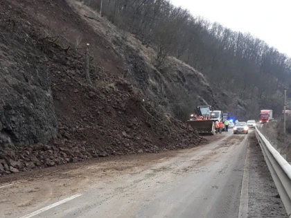 Circulația este în continuare îngreunată pe DN7, între Toc și Săvârșin, din cauza unei alunecări de teren