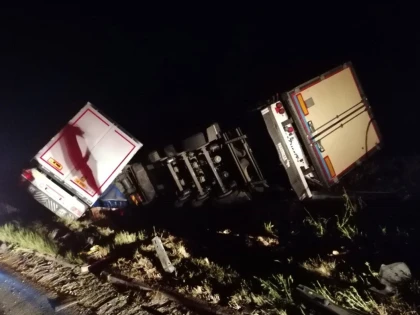 Circulație închisă pe autostrada Arad-Deva, pentru ridicarea a două camioane răsturnate