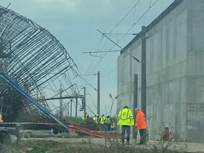 Cofrajul unui picior de pasaj s-a prăbușit, pe lotul 4 Ronaț Triaj-Arad. Circulația feroviară este oprită