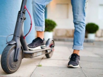 Coliziune între o trotinetă electrică și un autoturism în Arad. Doi tineri au fost transportați la spital