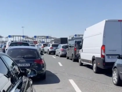 Coloane de maşini la ieşirea din ţară. Se aşteaptă 90 de minute la Nădlac II