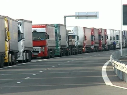 Coloane mari de camioane la frontiera cu Ungaria. Se așteptă câte şase ore la Nădlac II şi Vărşand