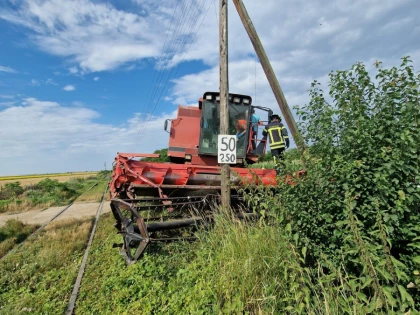 Combină lovită de tren, în Secusigiu. Un bărbat a fost rănit