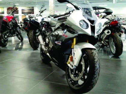 Comerţul cu autovehicule şi motociclete a crescut cu 7,3% în primele opt luni ale anului
