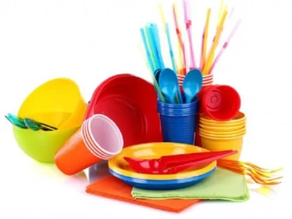 Comisia Europeană propune interzicerea materialelor plastice de unică folosinţă