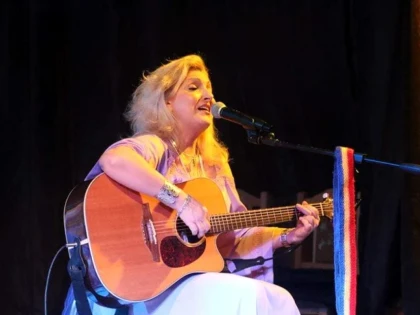 Concert anulat cu scandal, la Arad. Artista Maria Gheorghiu, acuzată că face parte dintr-o organizație legionară