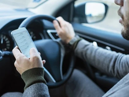 Conducătorilor auto le este interzisă folosirea telefoanelor mobile, cu excepția dispozitivelor tip ”mâini libere”