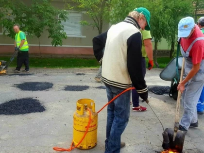 Conducerea CJA, repetentă! După ce voluntarii reabilitează o secţie a Judeţeanului, alţi voluntari plombează drumurile judeţului