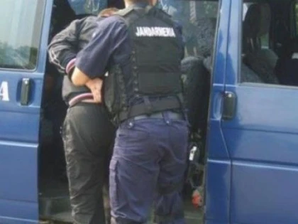 CONFLICT IZBUCNIT ÎNTR-UN LOCAL PUBLIC, APLANAT DE JANDARMII ARĂDENI