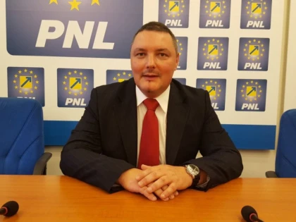 CONSILIERUL BARBEŞ A RENUNŢAT LA LUPTA CU ŢÂNŢARII ŞI S-A APUCAT DE BAZINE DE POLO