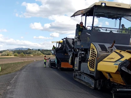 Continuă asfaltarea pe DN 79A, între Bonțești și Joia Mare