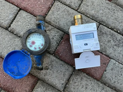 Continuă înlocuirea contoarelor vechi de apă în Arad