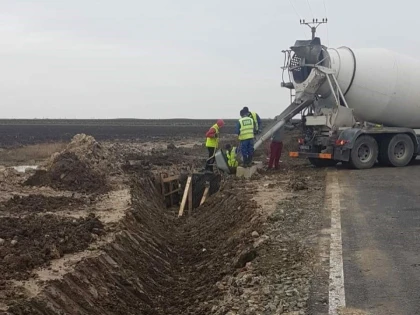Continuă lucrările la drumurile judeţene