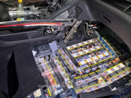 Contrabandă pe A1, în zona Nădlac. Peste 26.000 de țigarete, ascunse în podeaua unui autoturism