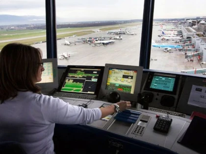 Controlorii de trafic aerian intră în grevă de avertisment