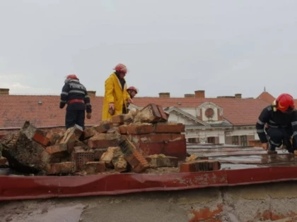 Copaci căzuți peste mașini, drumuri blocate și un acoperiș smuls, în urma vijeliei de astăzi din Arad