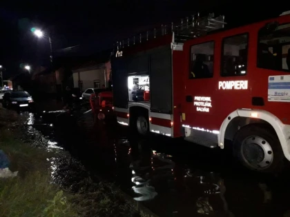 Copaci smulși de vânt, drumuri blocate, curți și case inundate, în urma furtunii de aseară