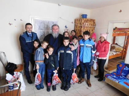 Copiii din Centrele de tip Familial au primit daruri din partea Arhiepiscopiei Aradului