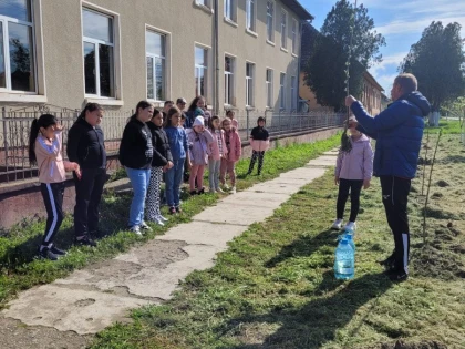 Copiii din Șicula au plantat pomi fructiferi, în cadrul programului Săptămâna Verde