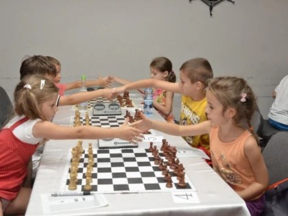 COPIII MUTĂ ŞI EI LA FESTIVALUL DE ŞAH AL ARADULUI