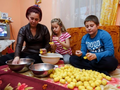 Copiii români, sclavii moderni pentru asamblarea ouălor Kinder