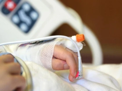 Copil de 7 ani din Arad, cu o boală rară, internat la Spitalul de Boli Infecţioase din Timişoara
