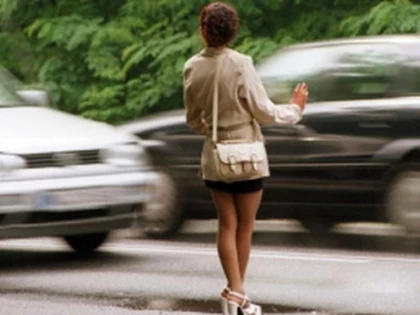Copilă de 14 ani, ”convinsă” de ”iubit” să se prostitueze în mai multe județe, printre care și Aradul