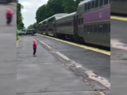 Copilul de 3 ani care merge în fiecare dimineață în gară, fără a urca în tren