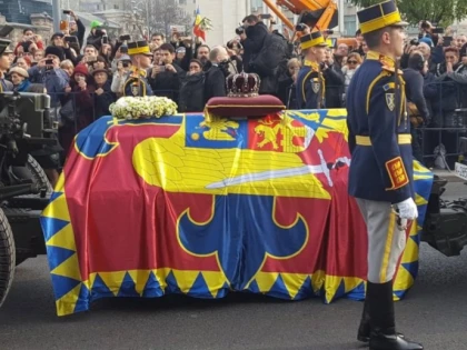 Coroana folosită la funeraliile Regelui Mihai, expusă în timpul Festivalului Naţional de Teatru