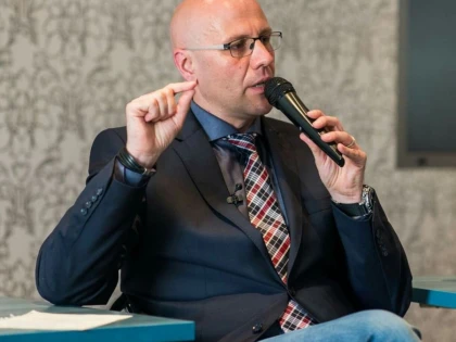 COSTEA: „GUVERNUL SĂ DEA BANI PENTRU SĂNĂTATE ŞI EDUCAŢIE, NU PENTRU PENSII SPECIALE“