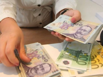 COSTUL CRESTERII DOLARULUI: CHELTUIELILE STATULUI CU DOBANZILE, MAI MARI CU 300 MILIOANE DE LEI