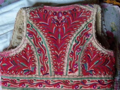 Costume populare vechi, în valoare de 20.000 de lei, furate dintr-o casă bătrânească
