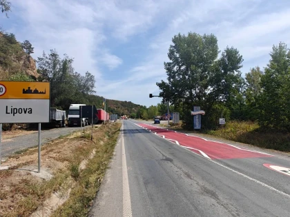 Covor roșu și afișaje electronice pentru șoferi, la intrarea în Lipova, finanțate prin PNRR