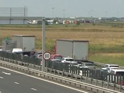 Cozi de 15 kilometri la Nădlac. Se așteaptă trei ore la ieșirea din țară