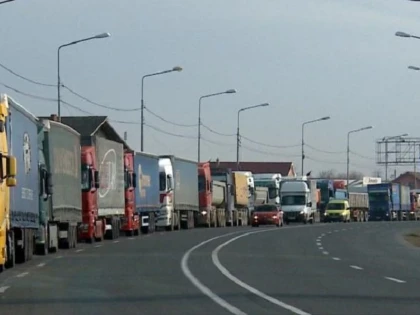 Cozi record, de 25 de kilometri, la granița cu Ungaria! Transportatorii amenință cu proteste