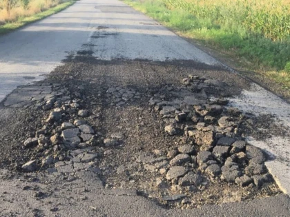 Crapă asfaltul pe un drum judeţean reabilitat acum câteva săptămâni