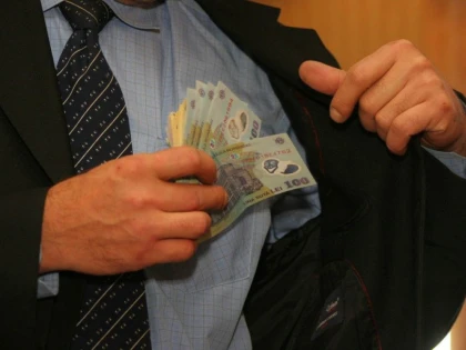 CREDITE DE PESTE 620 DE MII DE LEI, LUATE CU ACTE FALSE DE LA O BANCA DIN ARAD