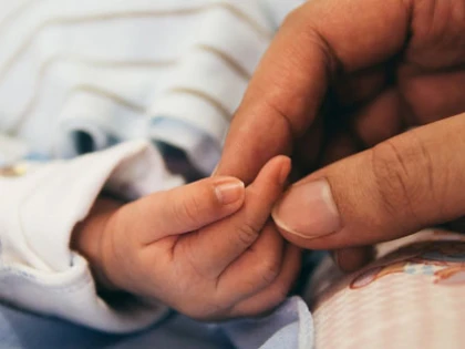 Creştere cu 4,7% a numărului certificatelor de naştere, în septembrie, dar sporul natural rămâne negativ