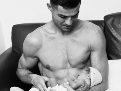 Cristiano Ronaldo postează o fotografie nemaivăzută până acum cu fiica lui în vârstă de trei săptămâni