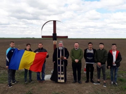 Crucea de pe drumul dintre Cicir și Sâmbăteni, restaurată de elevii Școlii Profesionale ”Astra”