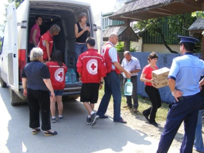 CRUCEA ROSIE ARAD A TRIMIS UN TRANSPORT UMANITAR IN CARAS-SEVERIN