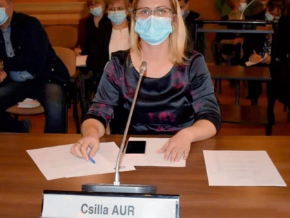 Csilla Aur (PSD): După 8 luni, administrația PNL încuviințează achiziția de tablete pentru copii din Arad