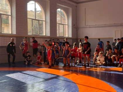 CSŞ Gloria Arad a calificat nouă juniori II pentru finala naţională şcolară la lupte