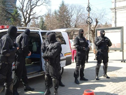 Cu ocazia unor percheziții domiciliare privind fraudarea dosarelor de pensionare, polițiștii au găsit și 1.665 litri de țuică și peste 5.000 litri de vin