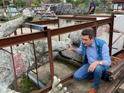 Culmea ipocriziei! După ce s-a pozat, în lacrimi, lângă statuia abandonată a lui Petschovschi, Bibarț a lăsat-o în câmp