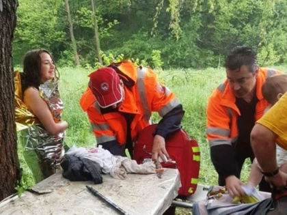 Cum a reușit o fetiță de 11 ani să își salveze mama și fratele căzuți într-o râpă
